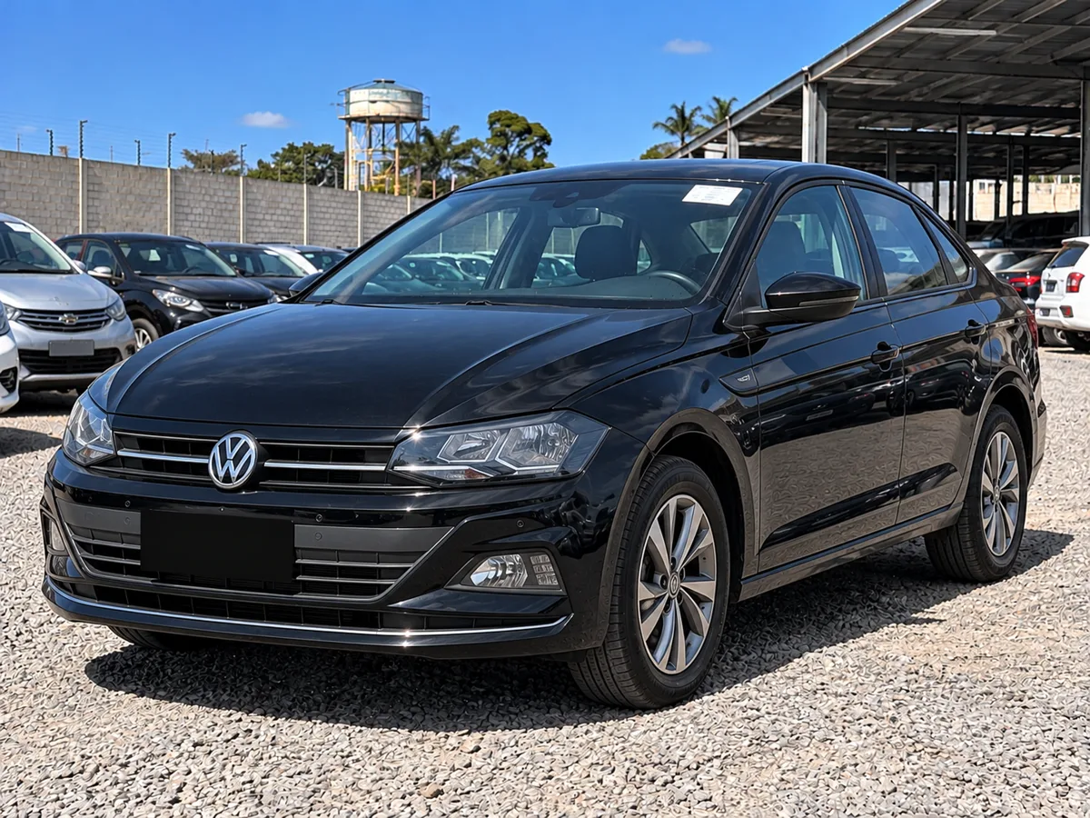 VW Virtus preto em pátio de leilão